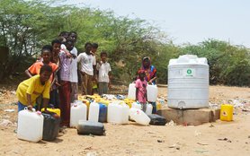 IDPs_waiting_for_water_in_Yemen_OGB_92660_edit2.jpg