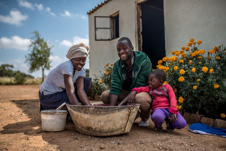 OGB_112707_Zibusiso, 28 and his wife Sibongisiwe, 25 do the laundry together.jpg