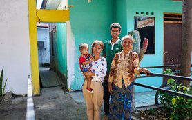 Oxfam InuruID 358613 Land Rights - Laurinda with her family