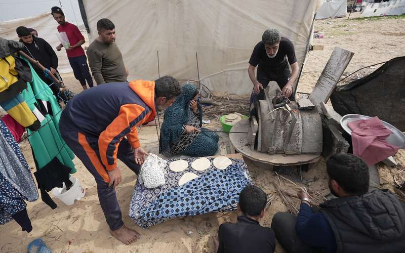 Gaza_famine_367033_bakingbread