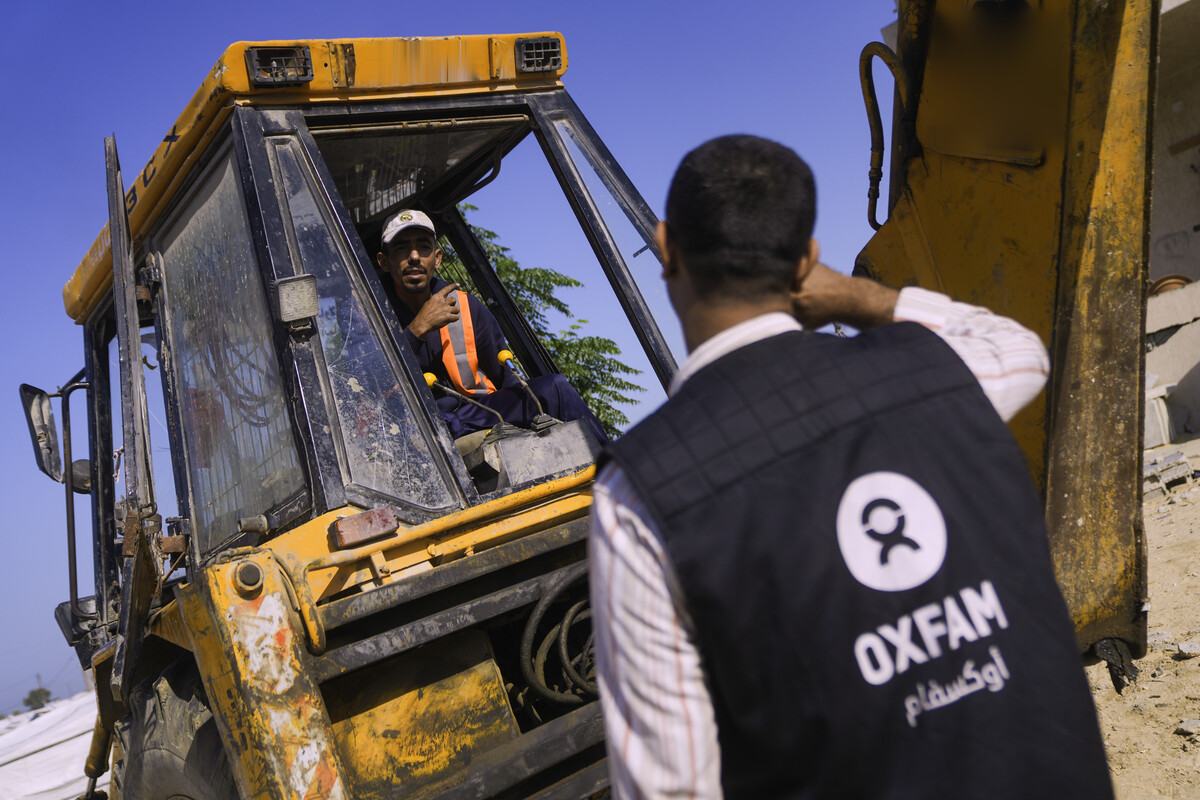  An engineer working with Oxfam checks repairs on municipal water systems in Gaza. 