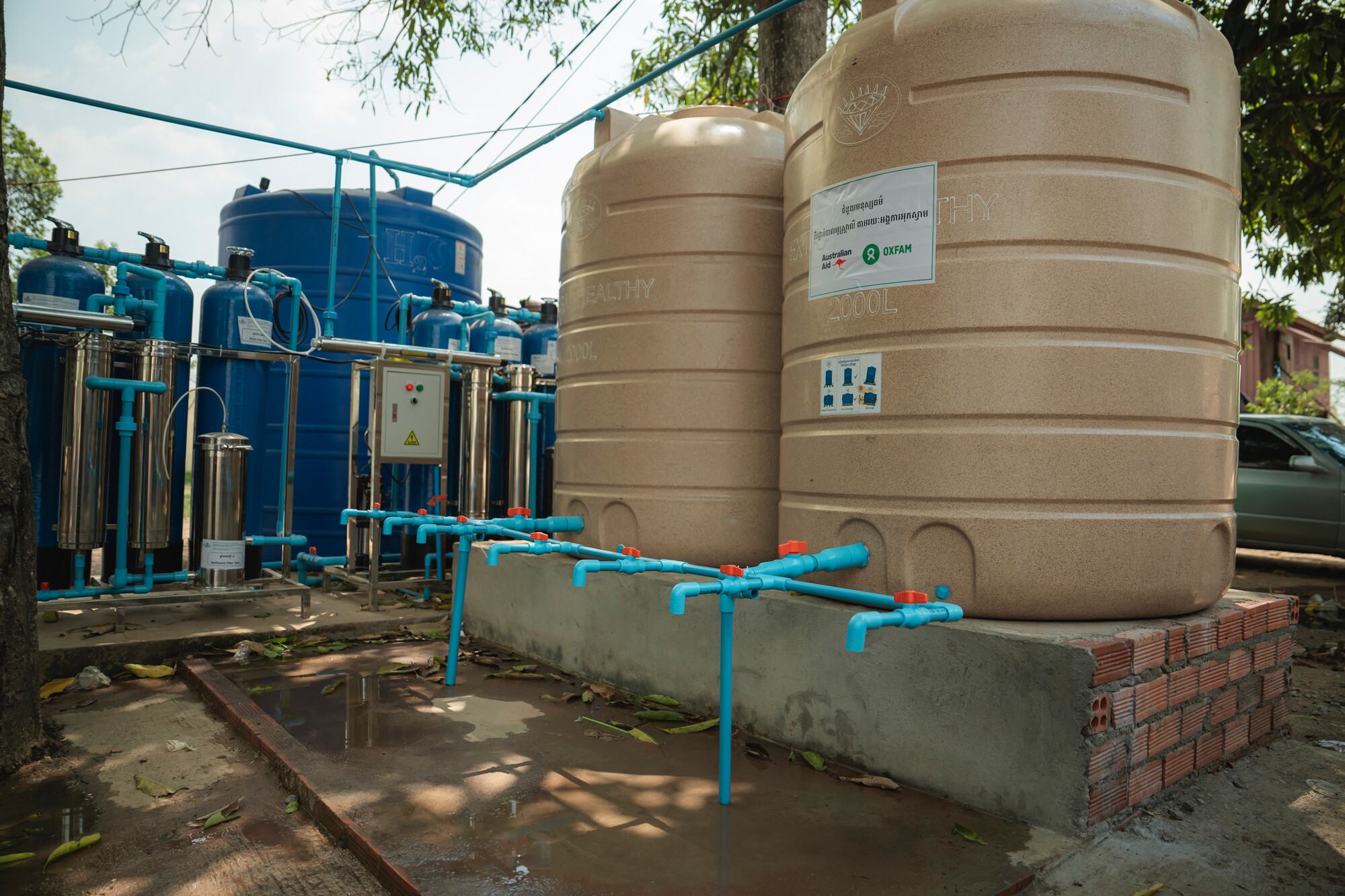  Water tanks and filtration systems distributed by Oxfam and its partners significantly improved conditions for people living in displaced camps in Cambodia’s Banteay Meanchey province. 