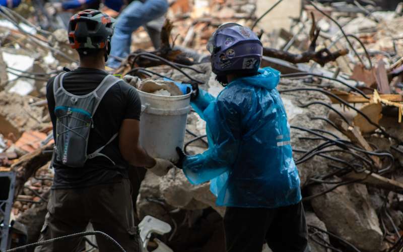 In an ongoing operation, volunteers and rescue workers in Caracas are clearing rubble in search of victims.