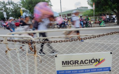 migrants-cross-from-venezuela-to-colombia