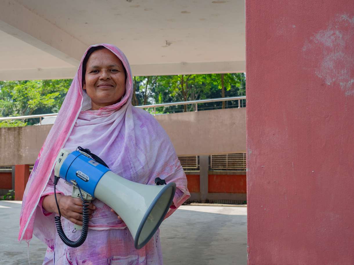  Dulu Begum with megaphone 