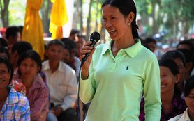 Yem Neang talks about her SRI experience to soem 300 farmers who come to an SRI 