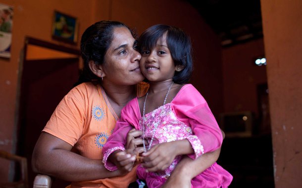 mother-daughter-sri-lanka-oau-55286.jpg