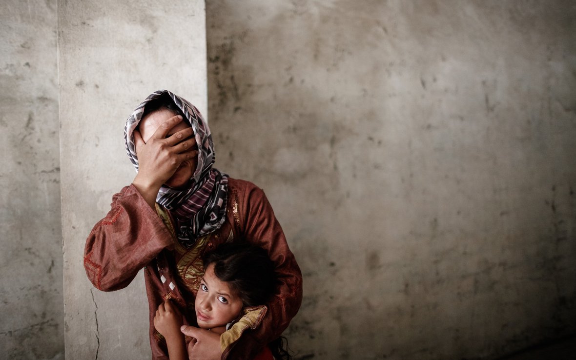 mother with child 81474lpr.jpg