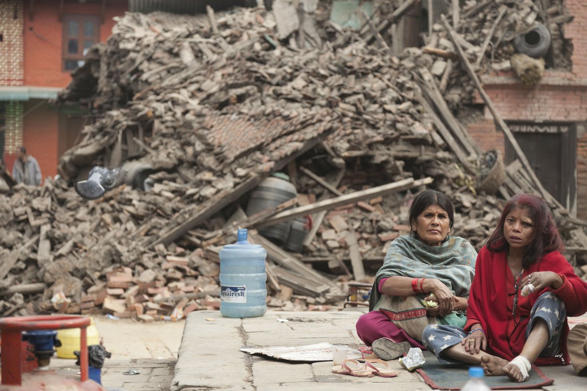 nepal-earthquake-women-rubble-