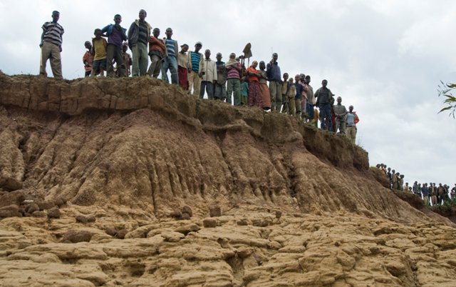 people-on-eroded-ridge-250810ethiopia2010eljanssondsc-4686-1.jpg-1