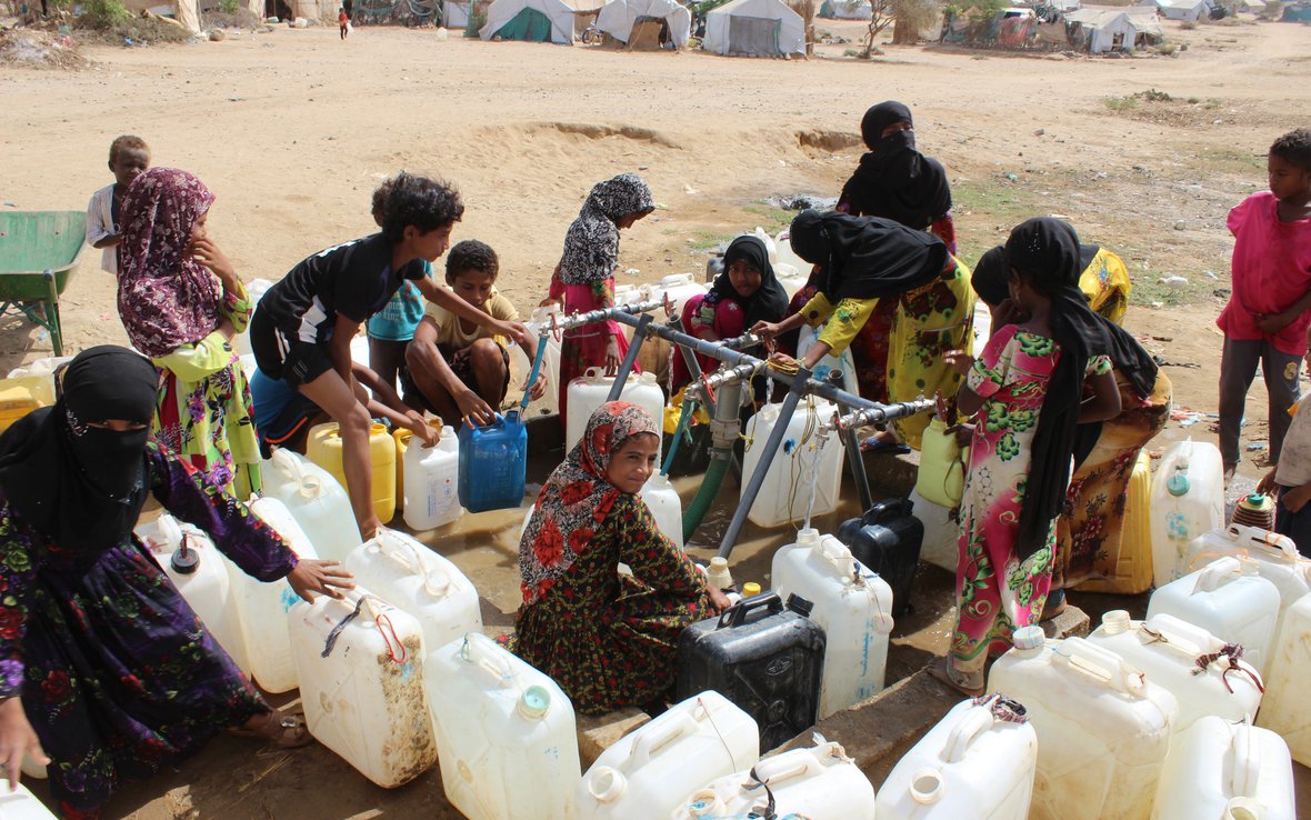 yemen-water-distribution-oxfam-105265lpr.jpg
